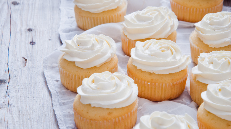 buttercream frosting on vanilla cupcakes 
