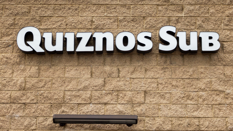 Quiznos sign