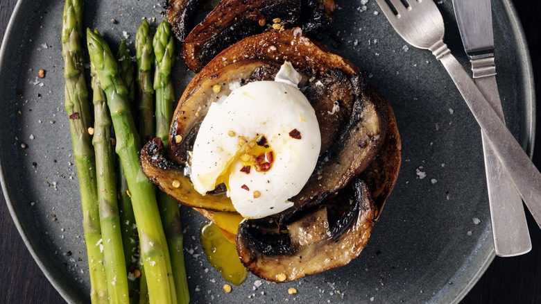 Poached egg and mushrooms on toast