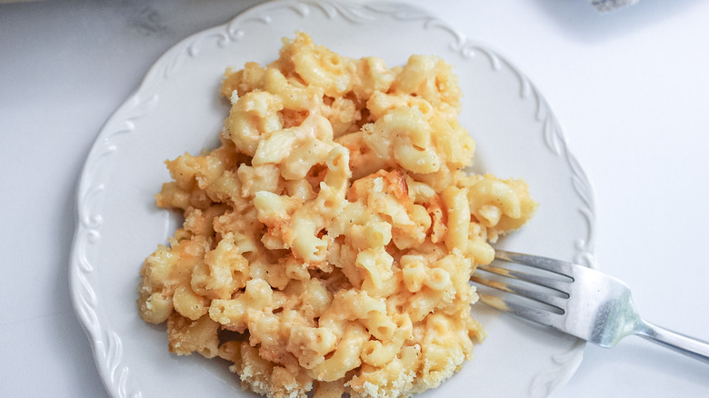 macaroni and cheese on plate