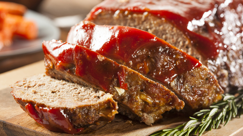sliced meatloaf with ketchup