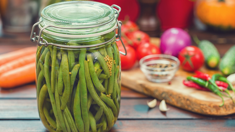 green beans in jar