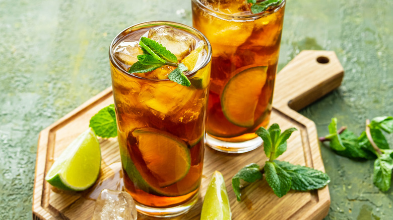 Two iced teas with mint and limes