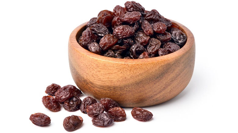 raisins in wooden bowl