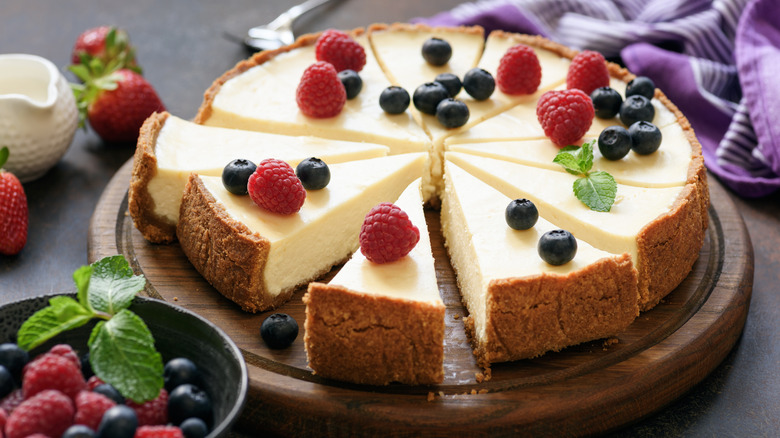 Classic cheesecake with berries