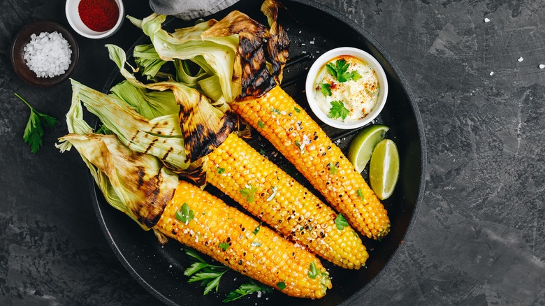 Grilled corn on the cob with husks