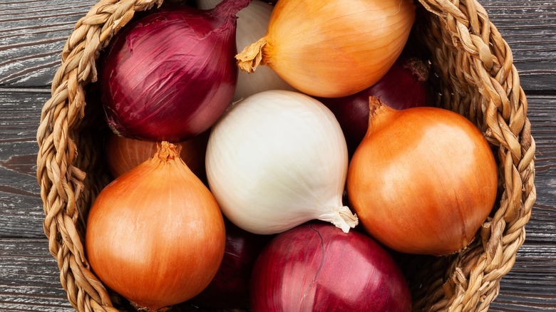 Different varieties of onions in a basket