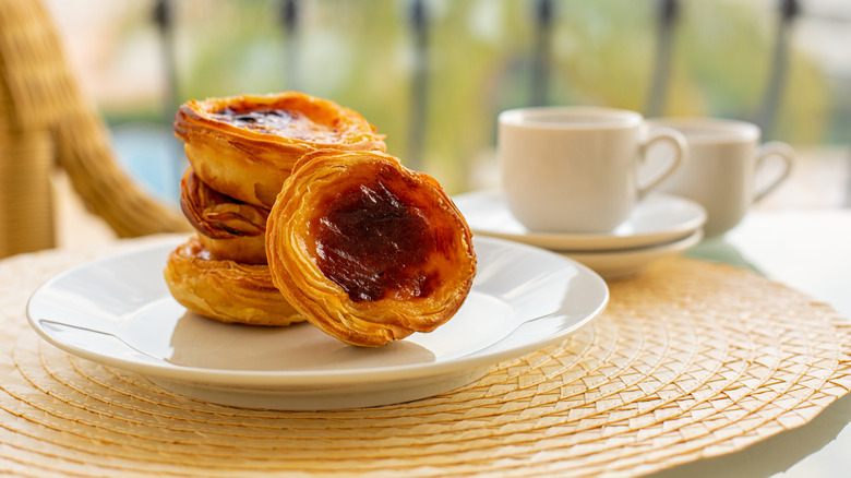pasteis de nata and coffee cups
