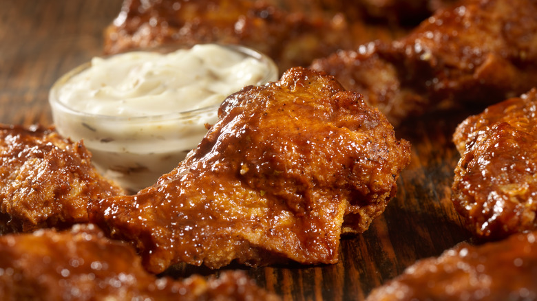 Chicken wings with dip