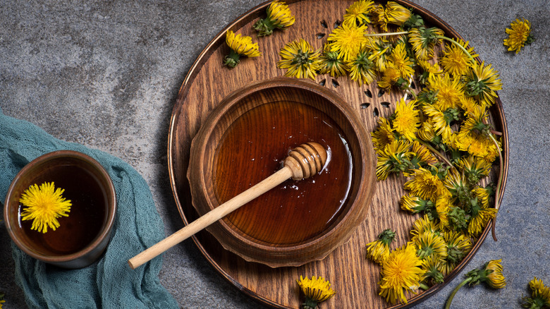 Dandelion honey with flowers