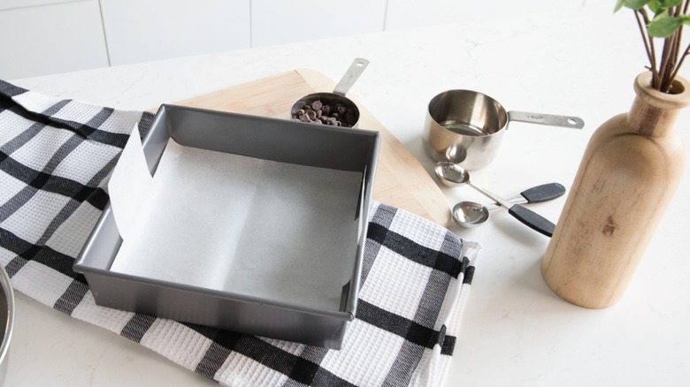 baking pan and measuring cups