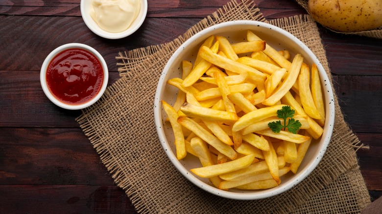 crispy french fries with dip